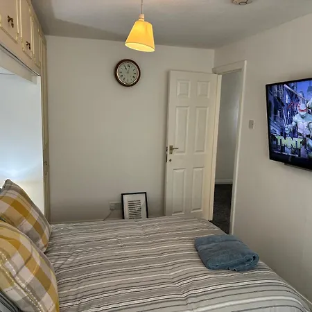 Spacious 3 Bed House ,1 Tram Stop From Man Fc Stadium Sleep 6 , Free Parking דירה