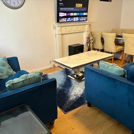 Spacious 3 Bed House ,1 Tram Stop From Man Fc Stadium Sleep 6 , Free Parking Apartment *
