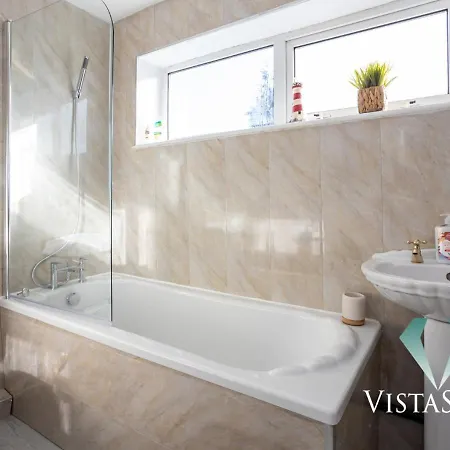 Spacious 5bdr House By Vista Short Lets & Serviced With Free Wifi, Parking & Netflix Feriehus Manchester