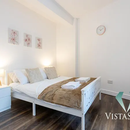 Spacious 5bdr House By Vista Short Lets & Serviced With Free Wifi, Parking & Netflix * مانشستر