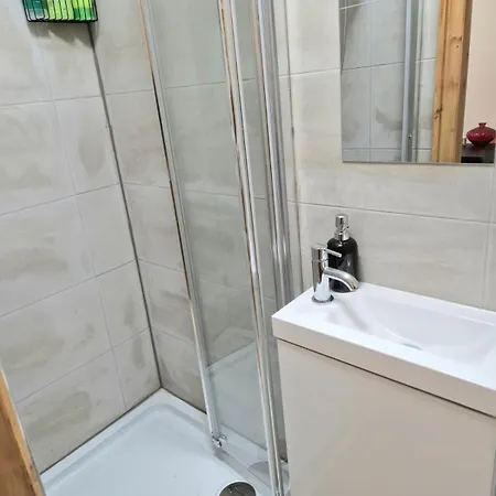 In 6 Minutes Drive To Victoria Station Homestay Manchester