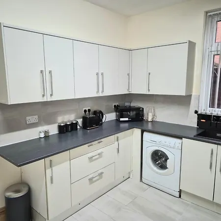 In 6 Minutes Drive To Victoria Station Homestay