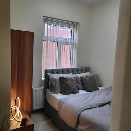 In 6 Minutes Drive To Victoria Station Homestay *