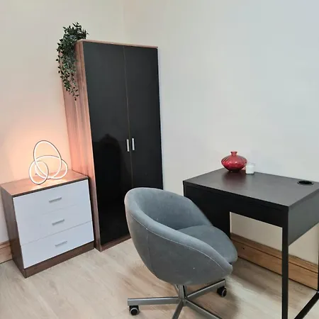 In 6 Minutes Drive To Victoria Station Homestay