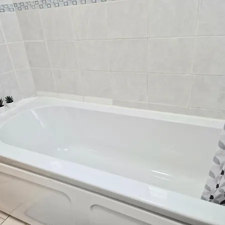 In 6 Minutes Drive To Victoria Station Homestay *