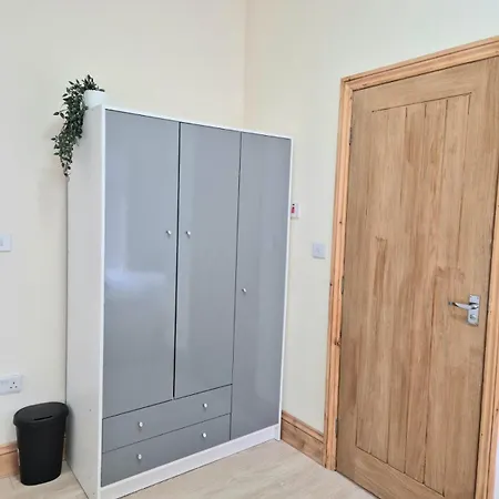 Homestay In 6 Minutes Drive To Victoria Station *