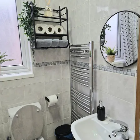 Homestay In 6 Minutes Drive To Victoria Station Manchester