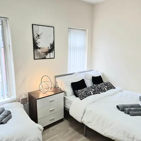 In 6 Minutes Drive To Victoria Station Homestay Manchester