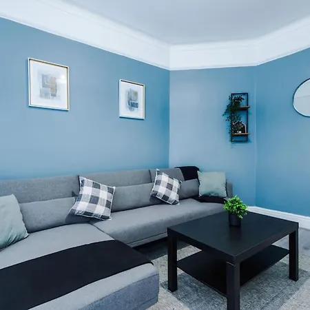 1 Bed Flat With Parking Daire