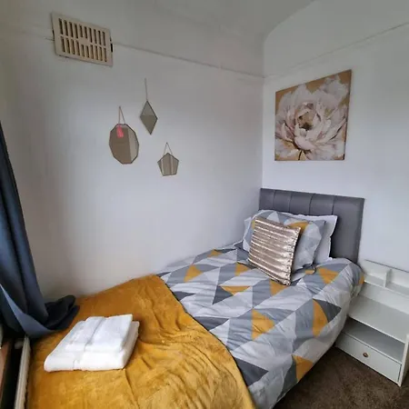 Fully Equipped 3-bedroom House With Free Parking Nyaraló