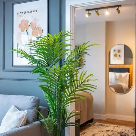 2 Bedroom At Valore Services Short Lets & Serviced With Secure Parking Manchester