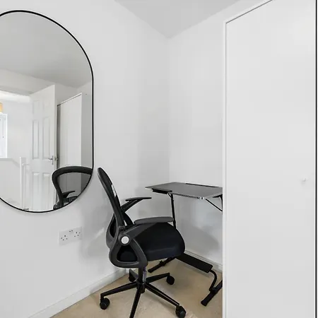 Modern 2 Bed With Driveway Near Coop Live & Etihad Stadium , Sleeps 5 , Self Checkin And Free Parking Dom wakacyjny Manchester