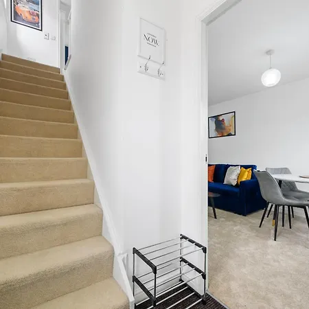 Modern 2 Bed With Driveway Near Coop Live & Etihad Stadium , Sleeps 5 , Self Checkin And Free Parking Feriehus