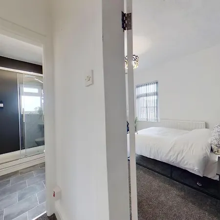 Elegant 2 Bed House Near Centre 度假居