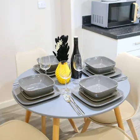 Pass The Keys Free Parking New Build Mins From Manc Old Traff