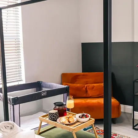 Spacious Stylish With Free Parking 10 Mins To Centre & Ao Arena Ideal For Groups & Long Semesterbostad