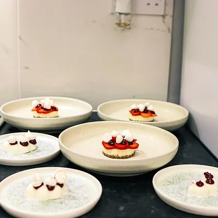 Spacious Stylish With Free Parking 10 Mins To Centre & Ao Arena Ideal For Groups & Long *