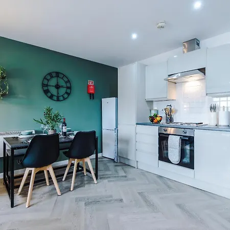 New! Stunning 2-bed In By 53 Degrees Property, Amazing Location - Sleeps 6! *