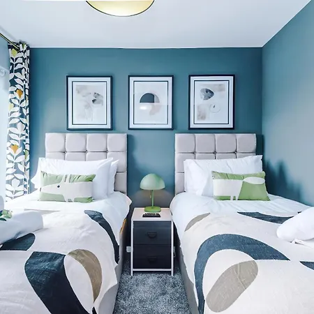 New! Stunning 2-bed In By 53 Degrees Property, Amazing Location - Sleeps 6!