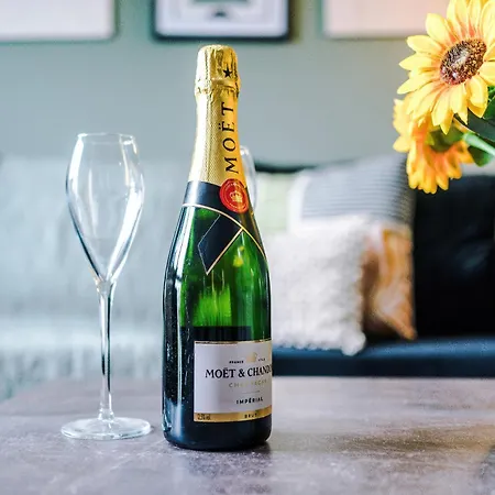 New! Stunning 2-bed In By 53 Degrees Property, Amazing Location - Sleeps 6! *