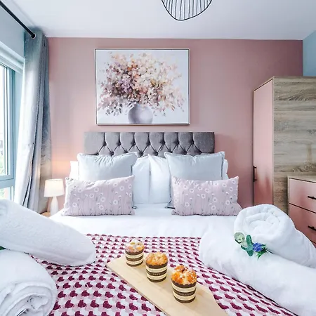 New! Stunning 2-bed In By 53 Degrees Property, Amazing Location - Sleeps 6! *