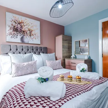 New! Stunning 2-bed In By 53 Degrees Property, Amazing Location - Sleeps 6! 아파트 *