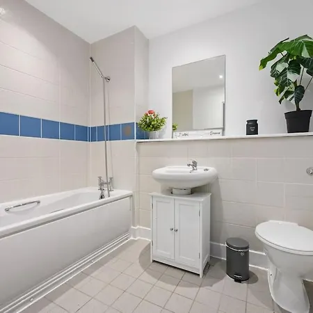 Piccadilly Luxury Three Bedroom *