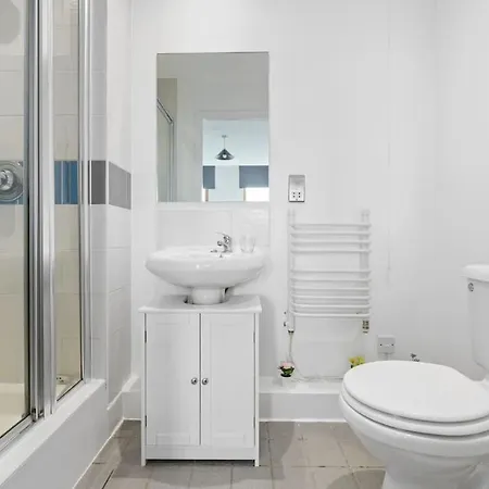 Piccadilly Luxury Three Bedroom *