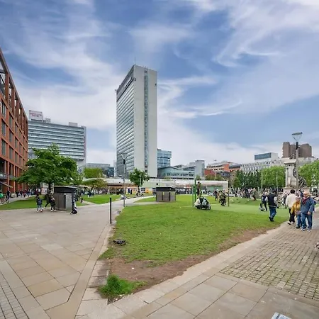 Piccadilly Luxury Three Bedroom *