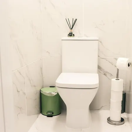 Semesterbostad Spacious Stylish With Free Parking 10 Mins To Centre & Ao Arena Ideal For Groups & Long Manchester