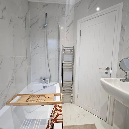 Spacious Stylish With Free Parking 10 Mins To Centre & Ao Arena Ideal For Groups & Long Semesterbostad