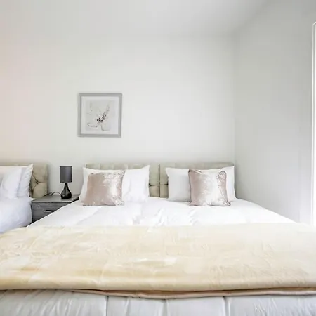 Dom wakacyjny Big New House - 5bdr Near Manchester