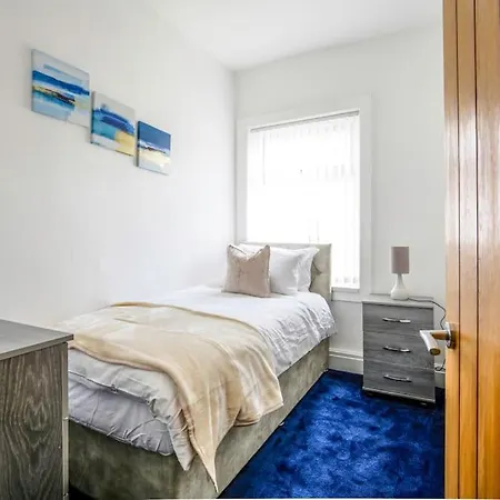 Big New House - 5bdr Near Holiday home Manchester