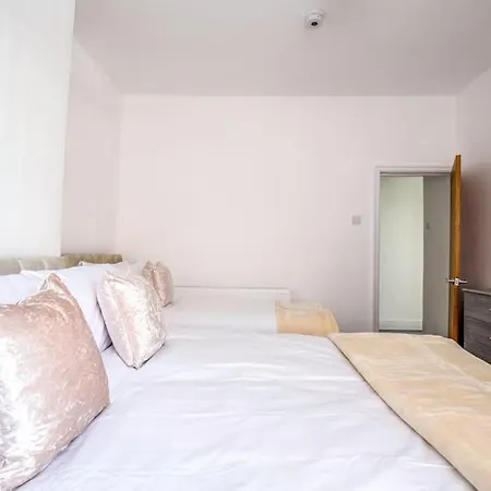 Big New House - 5bdr Near Manchester
