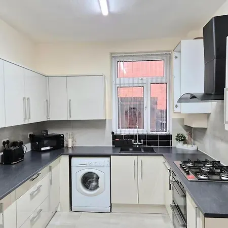 Large Four Bedroom House In Near Centre *
