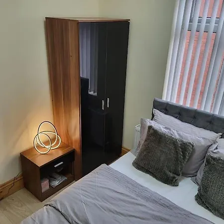 Large Four Bedroom House In Near Centre