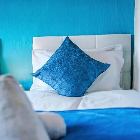 Beautiful Modern Home, Sleeps 8, Free Parking *