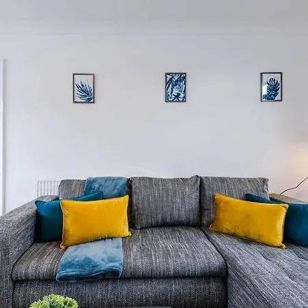 Beautiful Modern Home, Sleeps 8, Free Parking * Manchester