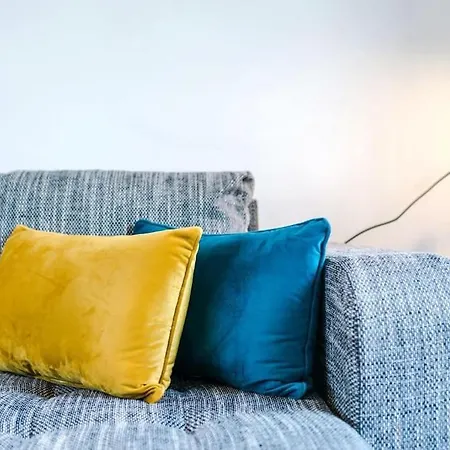 Beautiful Modern Home, Sleeps 8, Free Parking *