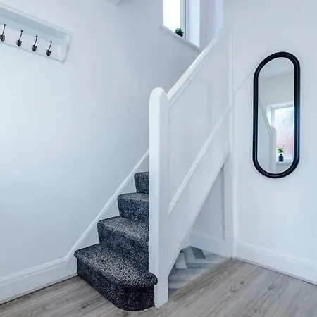 Beautiful Modern Home, Sleeps 8, Free Parking Manchester