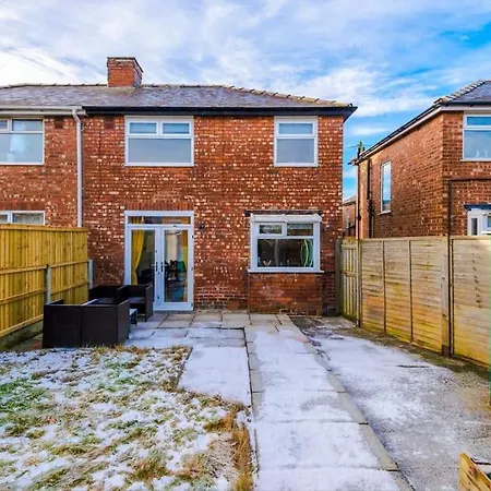 Beautiful Modern Home, Sleeps 8, Free Parking Manchester