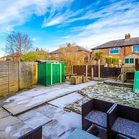 Beautiful Modern Home, Sleeps 8, Free Parking *