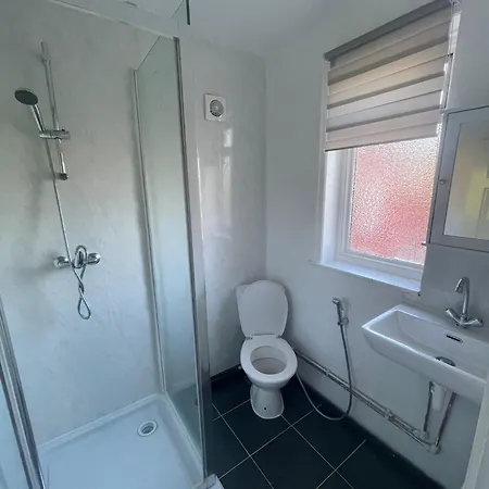 Spacious En-suite Ground Floor Bedroom * Manchester