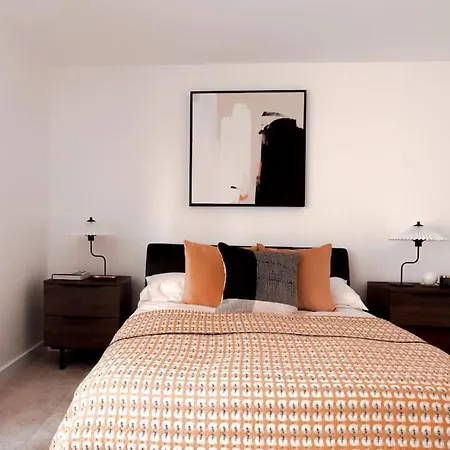 Modern 2 Bed Apartment *