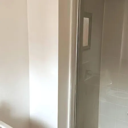 Hotel New Modern Townhouse Free Parking 4*