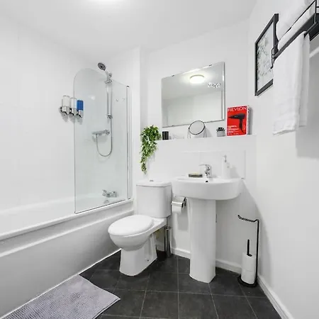 Cityfront Luxe Near Centre Facing Etihad & Coop Live, Free Parking דירה *