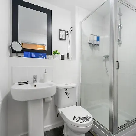 Cityfront Luxe Near Centre Facing Etihad & Coop Live, Free Parking דירה *