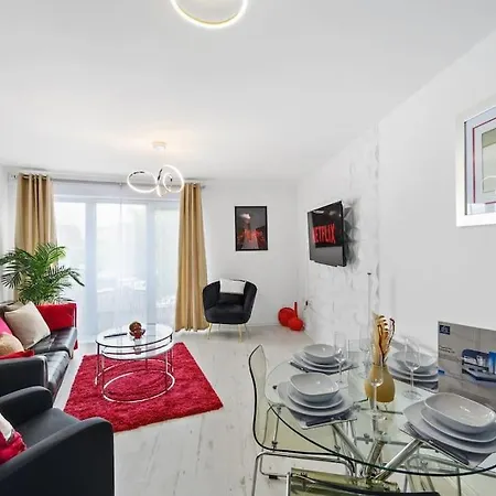 Cityfront Luxe Near Centre Facing Etihad & Coop Live, Free Parking Lejlighed *