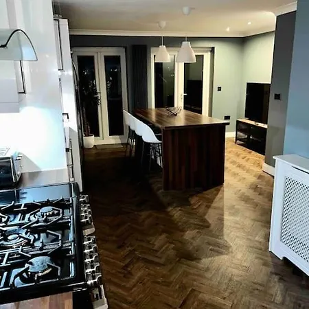 View Large 5br Town House Parking Holiday home *