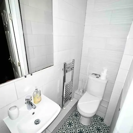 View Large 5br Town House Parking Manchester